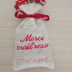Petit pochon en lin blanc et biais en liberty wiltshire rouge avec ruban satin rouge, rempli de lavande.