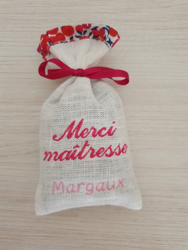 Petit pochon en lin blanc et biais en liberty wiltshire rouge avec ruban satin rouge, rempli de lavande.