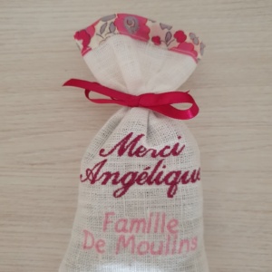 Pochon en lin personnalisé avec biais Liberty betsy bougainvilliers, garni de lavande séchée.