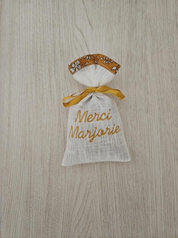 Pochon en lin personnalisé avec biais Liberty capel moutarde, garni de lavande séchée.