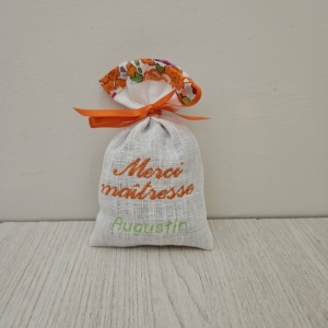Pochon en lin personnalisé avec biais Liberty betsy mandarine, garni de lavande séchée.