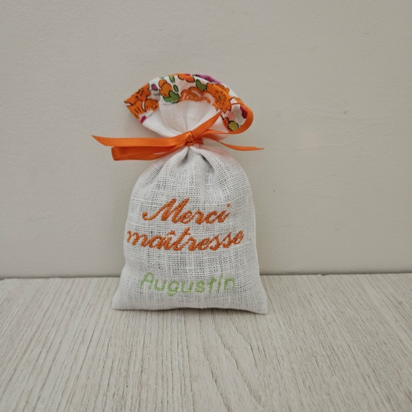 Pochon en lin personnalisé avec biais Liberty betsy mandarine, garni de lavande séchée.