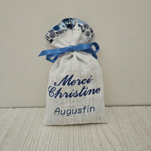 Pochon en lin personnalisé avec biais Liberty bleu curaçao, garni de lavande séchée.